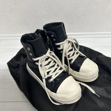 지퍼 달린 블랙 하이컷 스니커즈