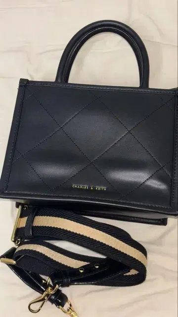 블랙 퀼팅 숄더백