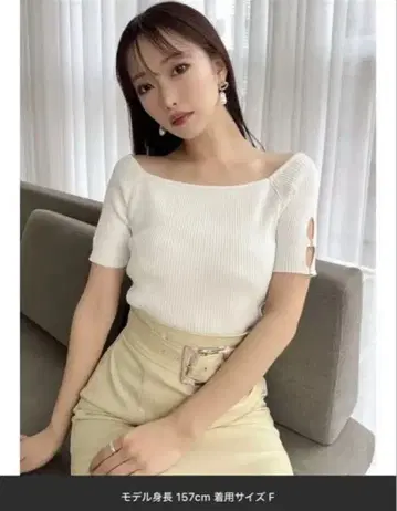 리젝시 화이트 오프숄더 반팔 니트
