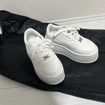 화이트 플랫폼 스니커즈