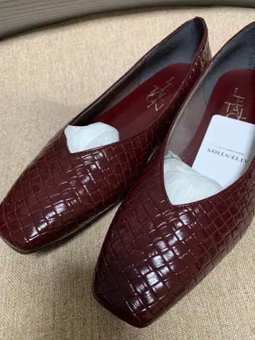 LE TALON 스퀘어 V컷 플랫슈즈 25.5cm 보르도