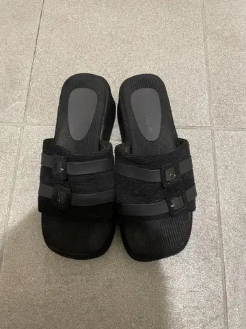 블랙 통굽 스트랩 샌들