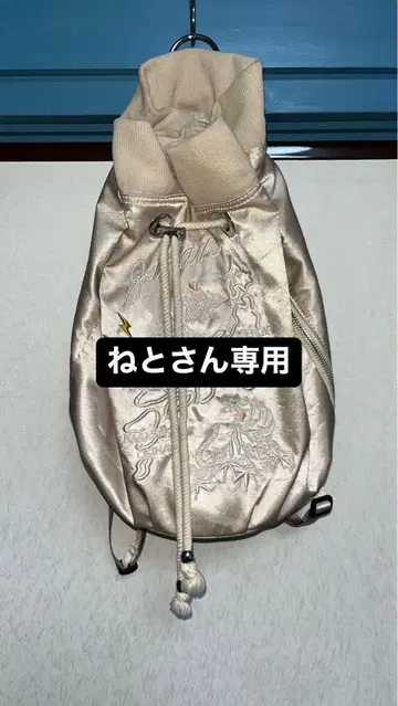 자수 장식 골드 컬러 백팩
