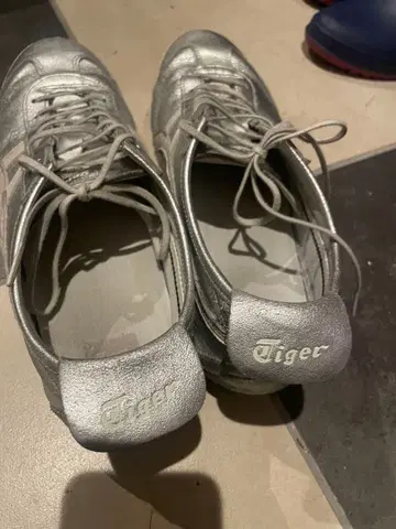 오니츠카타이거 실버 스니커즈
