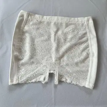 화이트 레이스 트림 숏팬츠