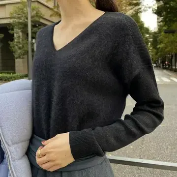 Demi-Luxe BEAMS 프론트 플러피 V넥 니트 블랙 리브