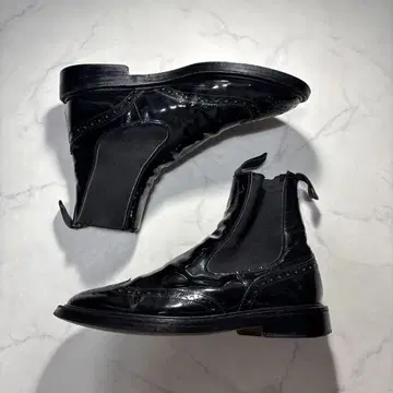 Tricker's 사이드 고어 부츠 윙팁 에나멜 유리 가죽