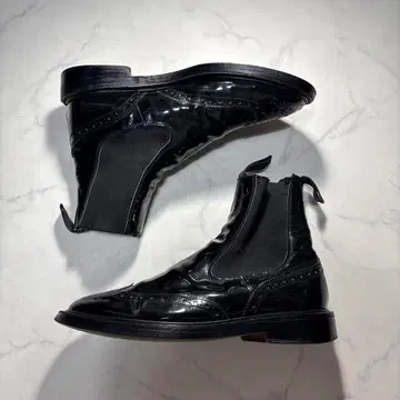 Tricker's 사이드 고어 부츠 윙팁 에나멜 유리 가죽