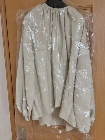 로지몬스터 꽃무늬 자수 베이지 벌룬 슬리브 셔츠