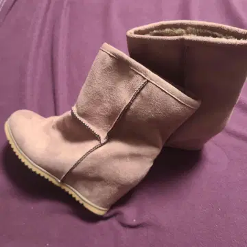 베이지 스웨이드 어그 부츠 웨지힐