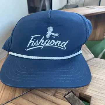 Fishpond 네이비 캡 로고 자수