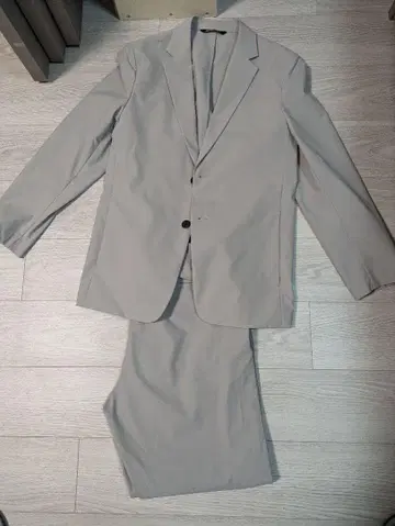 UNIQLO x Theory 수트 M 사이즈