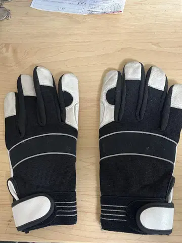핏감 있는 장갑 블랙과 화이트