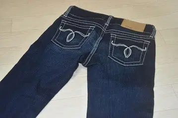 MOUSSY 다크 블루 스키니 데님 백 포켓 자수 24
