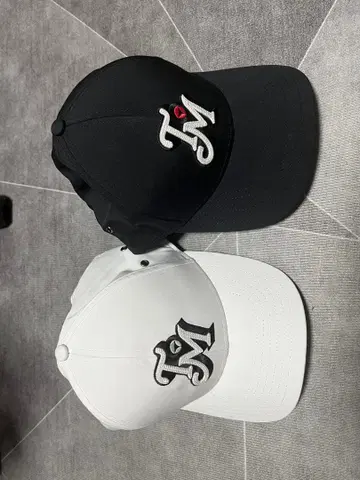 테일러메이드 TM 자수 로고 캡 세트 (블랙 화이트)
