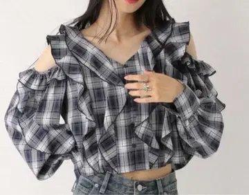 heather 숄더컷 프릴 블라우스