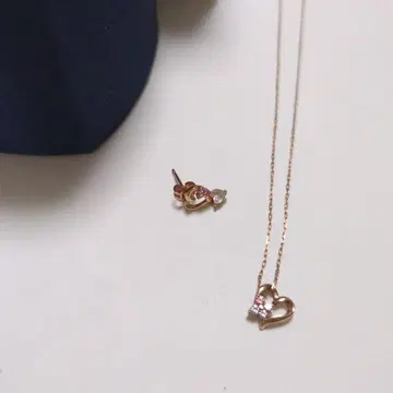 하트 모양 목걸이와 귀걸이 하나