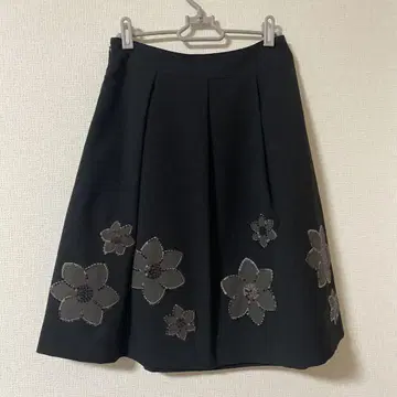 갤러리 비스콘티 블랙 꽃 스팽글 플레어 스커트 무릎 기장