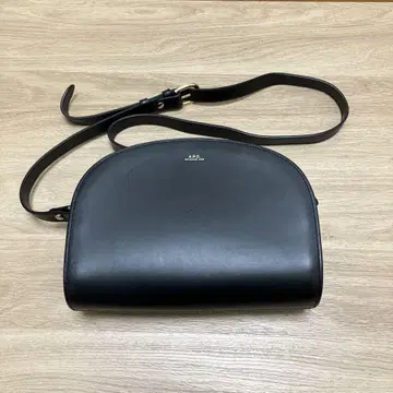 A.P.C. 아페쎄 하프문 DEMI LUNE 백 블랙