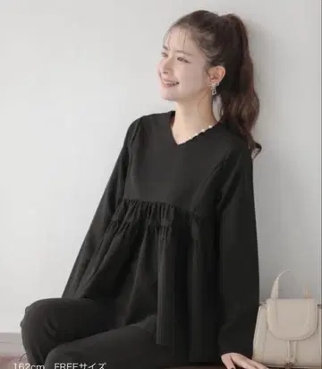 핏모아 V넥 펄 개더 플레어 상의