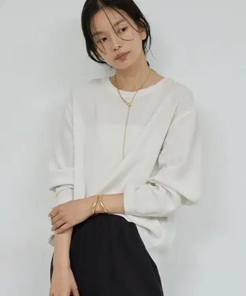 GALLARDAGALANTE 백슬릿 블라우스 T