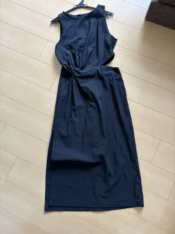 블랙 슬리브리스 무릎 기장 원피스