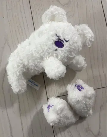 귀 달린 화이트 봉제 인형