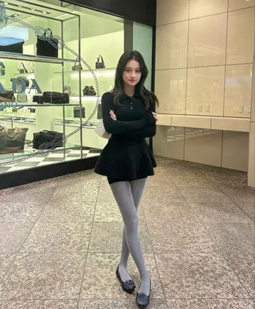 Bibiy. LISA PEPURAMU KNIT 비비 페플럼 니트