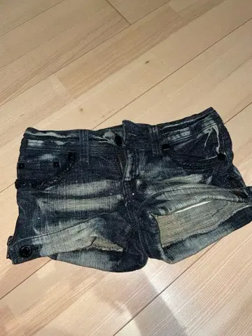 데미지 가공 다크 데님 숏팬츠
