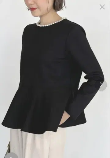 새상품급 PICCIN 펄 넥라인 페플럼 긴팔 상의