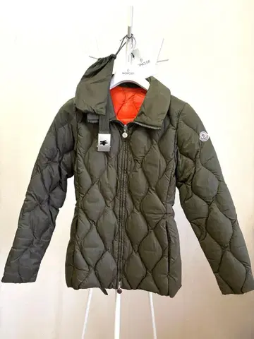 MONCLER 올리브 다운 자켓 (클리닝 완료. 부속품 있음)