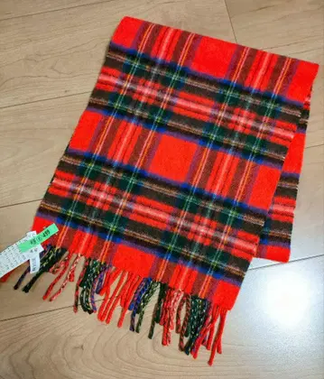 빨간색과 체크 무늬 머플러 울 캐시미어