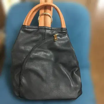 GUSCIO 블랙 가죽 숄더백 블랙 사선 지퍼