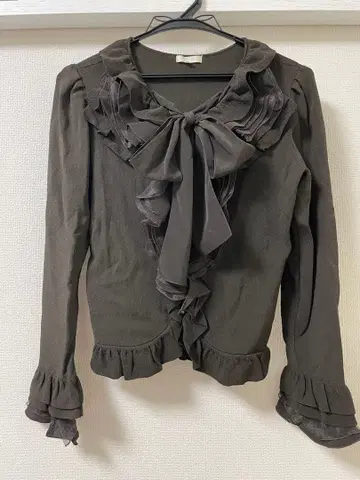 TO BE CHIC 리본과 프릴이 달린 브라운색 긴팔 상의