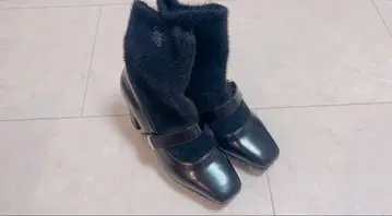 RANDA 블랙 하이힐 부츠 앵클 스트랩 포함