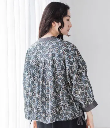 내추럴 실크 터치 보일 타일 프린트 밑단 드로스트 셔츠