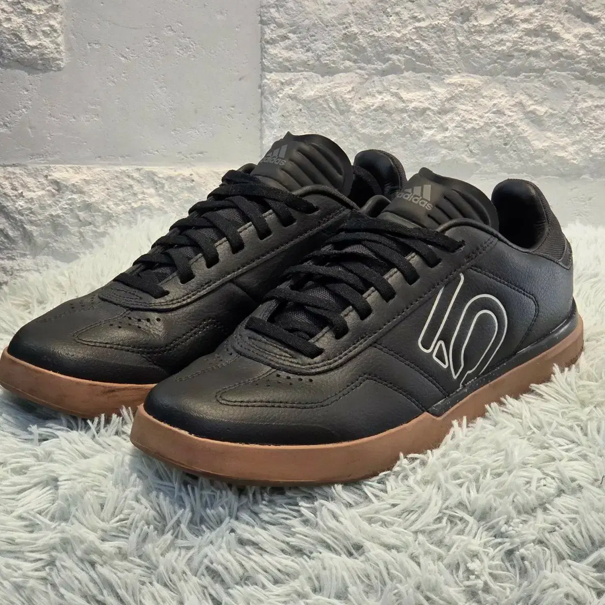 7x-5: Adidas Five Ten Sleek Leather Sneakers (240) Condition 9