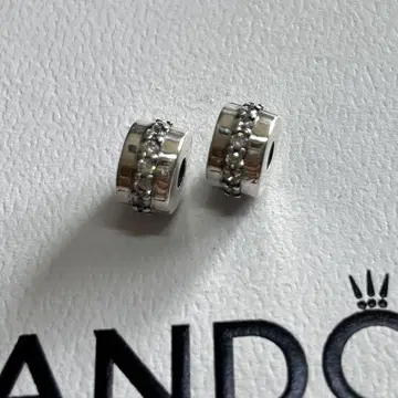 PANDORA Sparkling clip charm