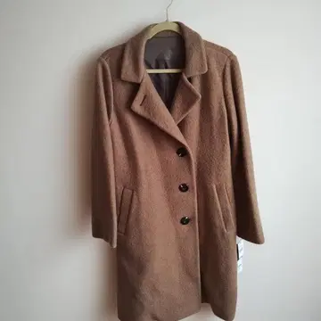 버튼 달린 롱 코트