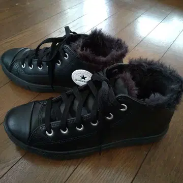 퍼 달린 블랙 하이컷 스니커즈