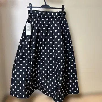 (새상품, 택 포함) 블랙/연한 브라운 도트 롱 플레어 스커트 (9호)