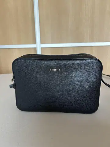 FURLA 블랙 가죽 숄더백 더블 지퍼 릴리 로고 금장 장식