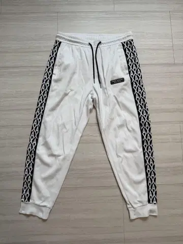 Armani Exchange 화이트 저지