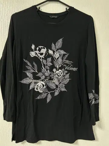 발렌자 40 블랙 꽃무늬 긴팔 티셔츠