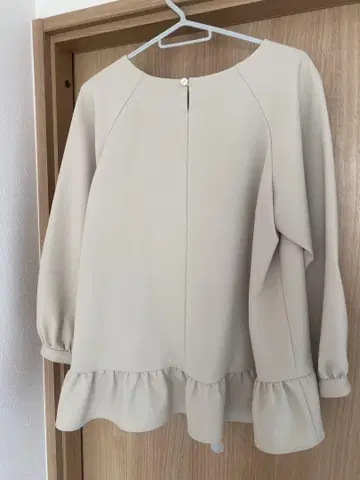 SONO 베이지 프릴 밑단 긴팔 블라우스