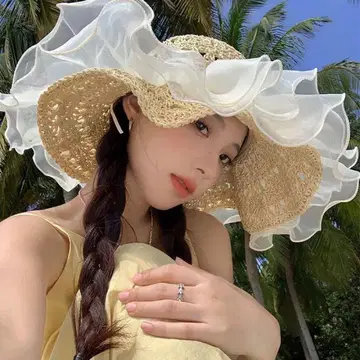 새상품 프릴 달린 베이지 밀짚모자