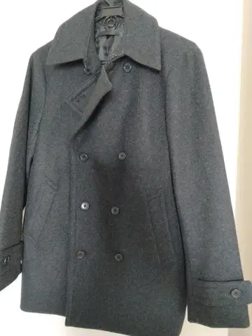 UNIQLO 피코트 더블 브레스트 사양의 숏 기장 코트입니다