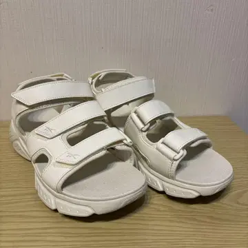 리복 화이트 스포츠 샌들