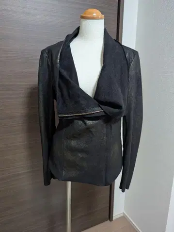 블랙 드레이프 디자인 가죽풍 자켓
