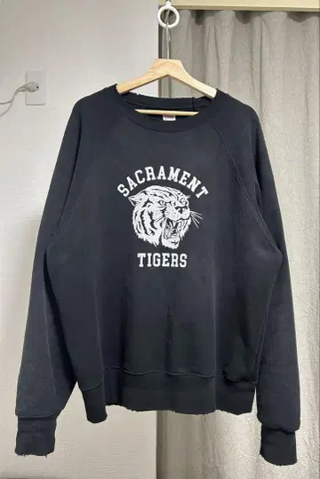 EDWINSACRAMENT TIGERS 블랙 맨투맨 데미지 가공